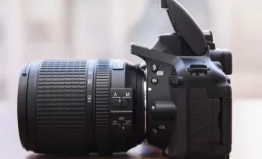 دوربین دیجیتال نیکون D5300 در قلب تصویر ، یک فنجان اینترنت